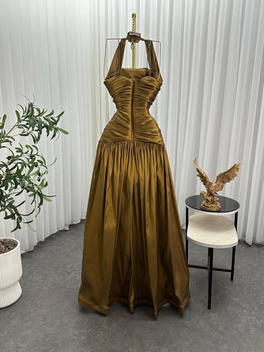 فستان سهرة ناعم بقصة هالتر