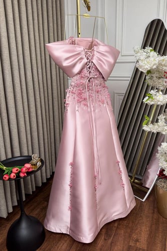 فستان وردي عاري الكتف بتطريز مميز