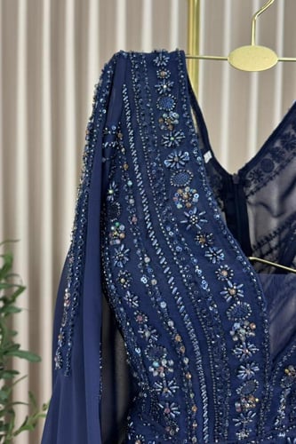 فستان سهرة انيق بأكمام مميزة