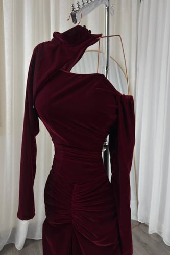 فستان عودي انيق باللون العودي