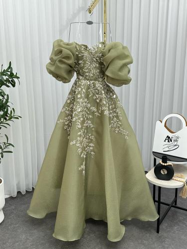 فستان سهرة انيق بأكمام مميزة