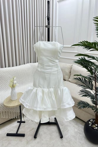 فستان ابيض قصير مناسب للعيد