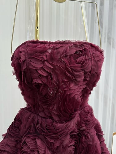 فستان سهرة برغاندي بنمط ورود