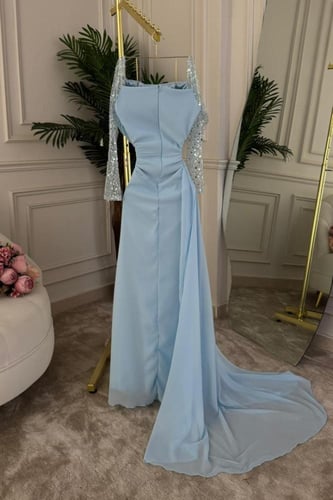 فستان سماوي انيق بأكمام براقة