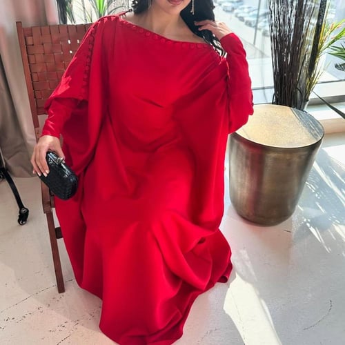 جلابية فضفاضة مزينة بأزرار