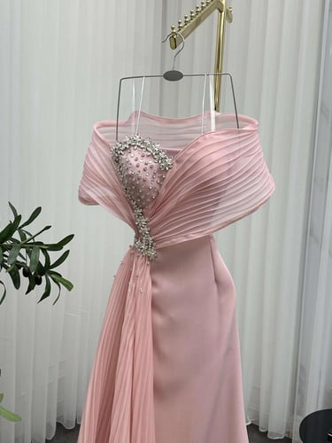 فستان سهرة وردي بلمسات كريستال