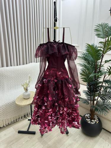 فستان انيق عاري الكتف مزين بورود