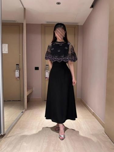 فستان اسود انيق مزين بورود ناعمة