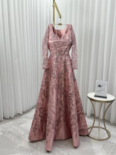 فستان سهرة انيق بتطريز فاخر