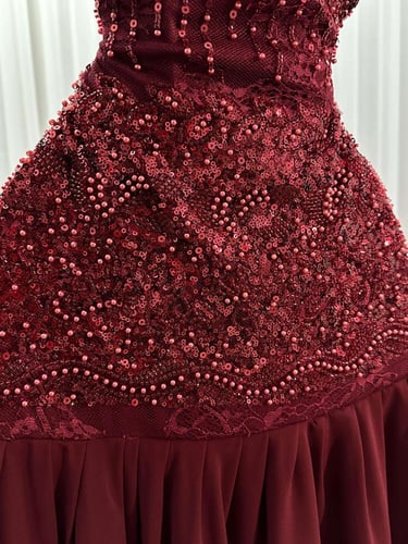 فستان سهرة عودي بلمسات دانتيل