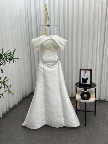 فستان سهرة ابيض عاري الكتف