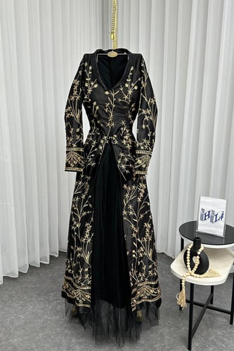 جلابية انيقة بتطريز باللون الذهبي