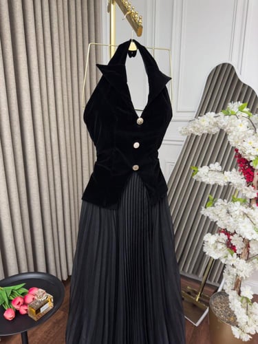 فستان اسود بليسيه بقصة هالتر