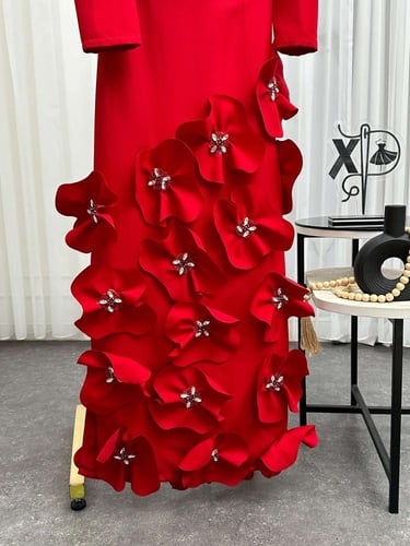 فستان سهرة احمر مزين بورود مميزة