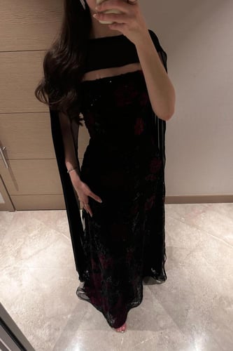 فستان سهرة اسود مزين بورود