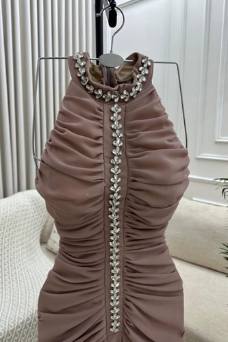 فستان انيق بياقة عالية مزين بكريستالات