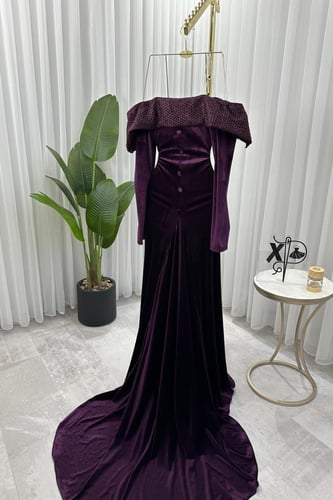 فستان ناعم من المخمل عاري الكتف