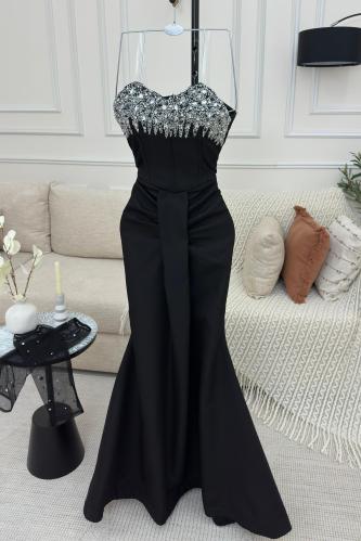 فستان اسود بنمط كورسيه مميز بكريستالات