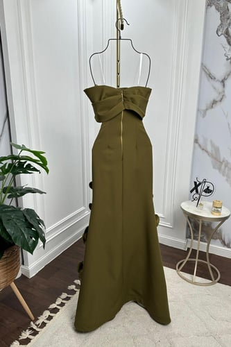 فستان زيتوني مزين بتطريز ورود