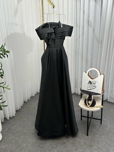 فستان سهرة اسود مميز بتطريز من الترتر