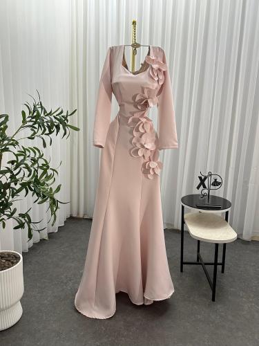 فستان سهرة ناعم مزين بورود