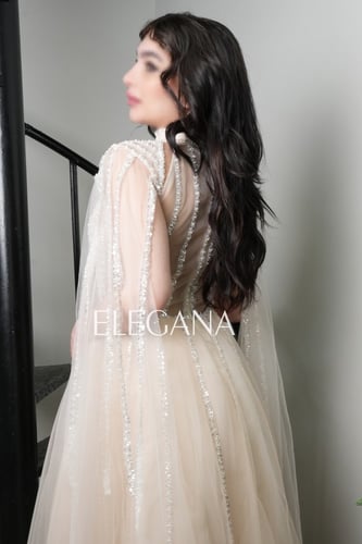 فستان من التل بخطوط تطريز طولية