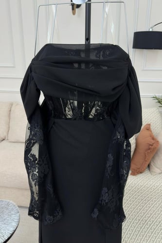 فستان اسود بلمسات من الدانتيل