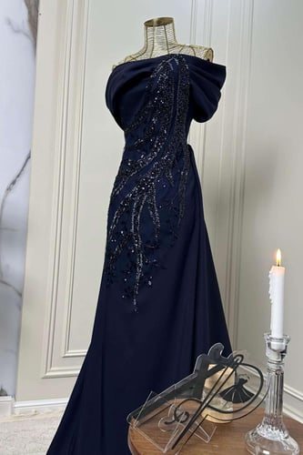 فستان كحلي انيق عاري الكتف مميز بتطريز