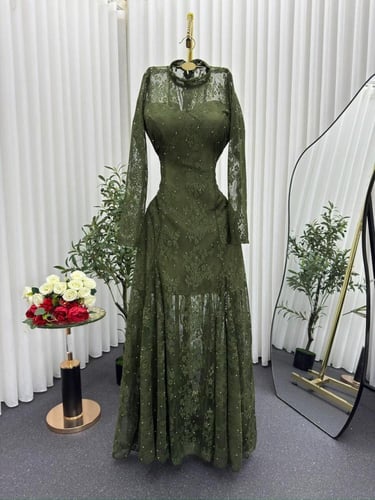 فستان ناعم من الدانتيل بياقة عالية