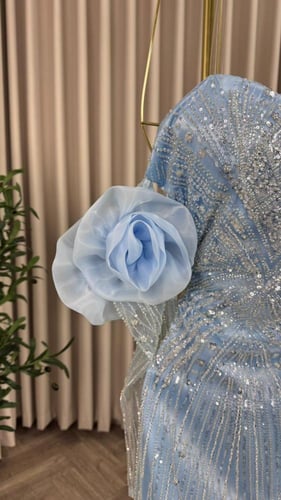 فستان سهرة سماوي مزين بورود على الاكتاف