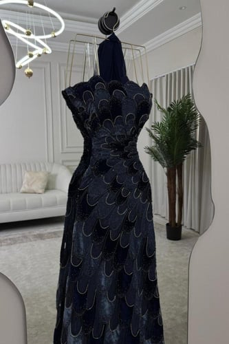 فستان سهرة فاخر بتفاصيل انيقة