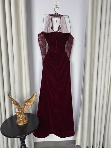 فستان سهرة انيق بلمسات من الدانتيل