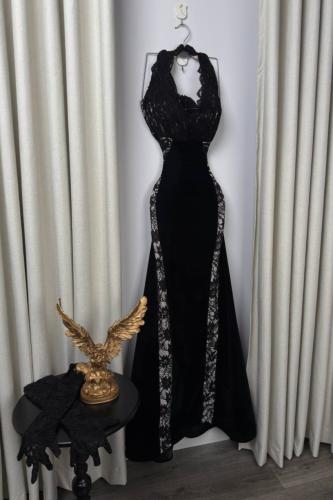 فستان سهرة اسود من الجوخ بلمسات دانتيل