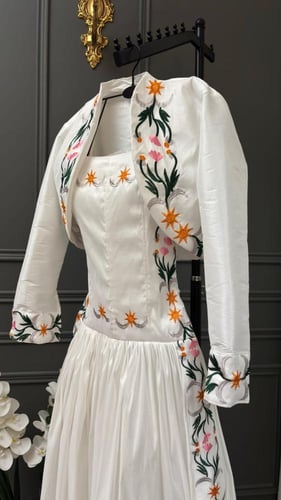 فستان ابيض انيق بتطريز كمبيوتر