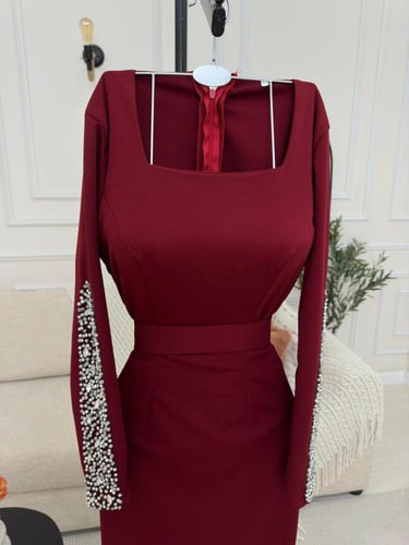 فستان ناعم مميز بتطريز على الاكمام