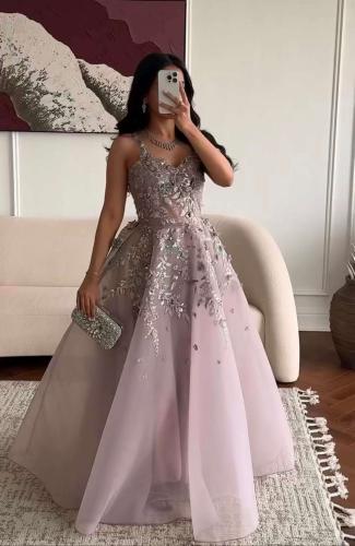 فستان موف فاتح بلمسات تطريز