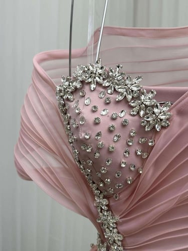 فستان سهرة وردي بلمسات كريستال