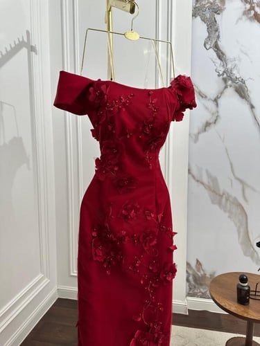 فستان عودي عاري الكتف مميز بورود