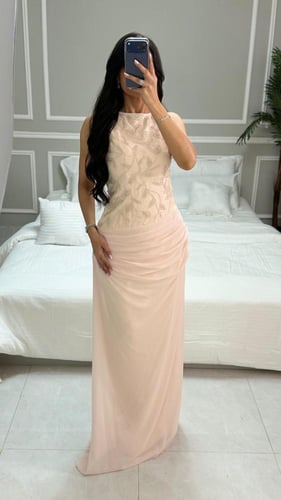 فستان سهرة انيق بياقة عالية