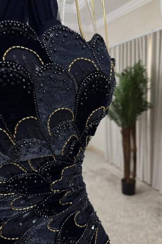 فستان سهرة فاخر بتفاصيل انيقة