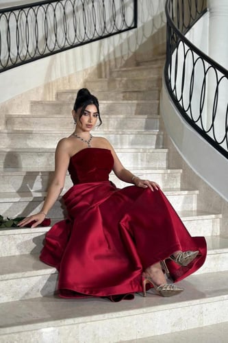 فستان مميز من المخمل والتفتة