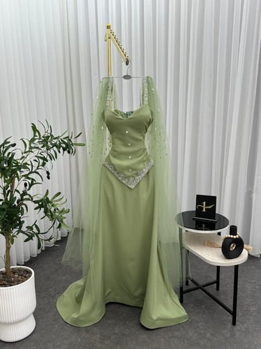 فستان سهرة تفاحي بتصميم مميز