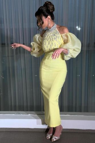 فستان انيق بياقة عالية مميز بتطريز