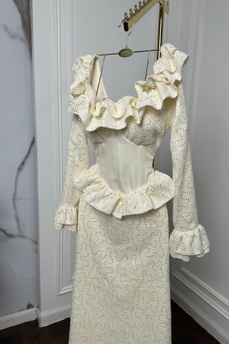 لصاحبات الذوق الرفيع فستان بيج بأكمام كشكش