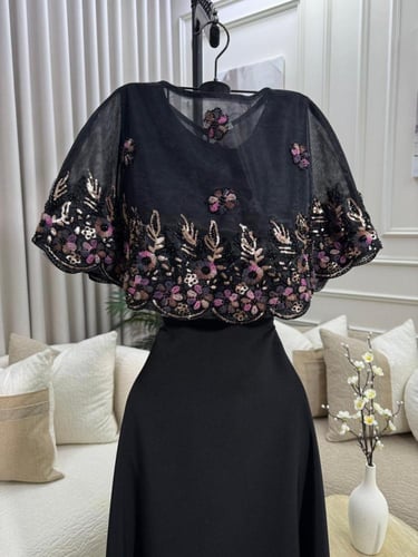 فستان اسود ناعم مميز بكلفة انيقة