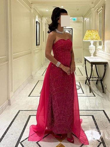 فستان انيق مطرز بذيل من الاورقانزا