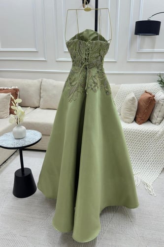 فستان سهرة بتطريز فاخر