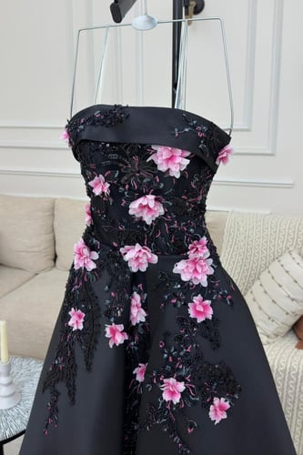 فستان سهرة اسود مزين بورود فوشية