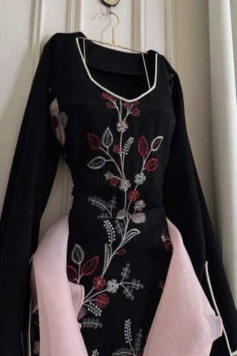 فستان ناعم مزين بتطريز