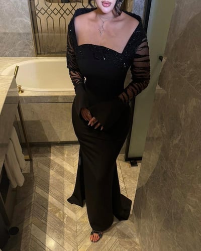 فستان اسود ناعم مميز بتطريز مقلم